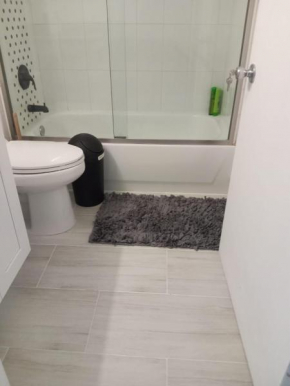 Habitación con cama matrimonial y baño compartido